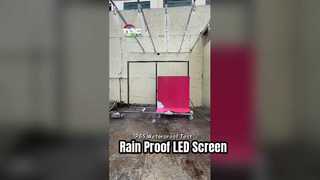 Pantalla LED con clasificación IP65 sometida a simulación de lluvia